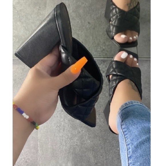 New Black Criss Cross Quilted Mule Block Heels - Picture 6 of 12